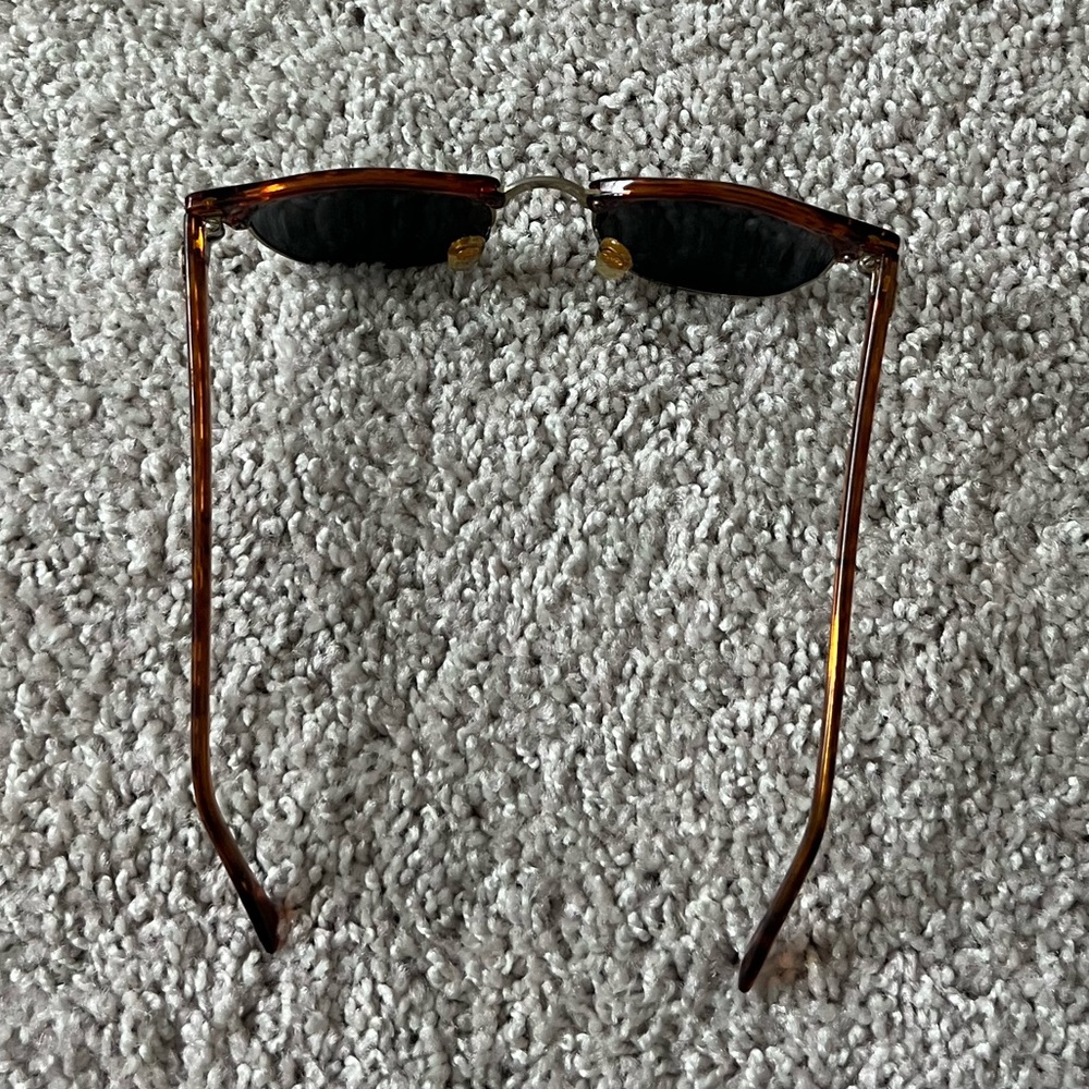 🕶️Women’s one size, cat eye sunglasses brown w/gold trim, preowned. - Picture 5 of 8